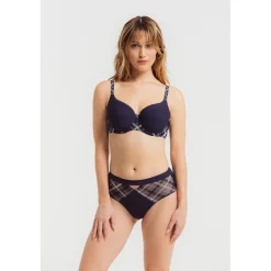 Louisa Bracq Short*Albanach - Boxer